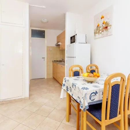 - Comfort One Bedroom C4 Apartment Lumbarda